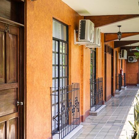Hotel Fenix تاباتشولا المظهر الخارجي الصورة